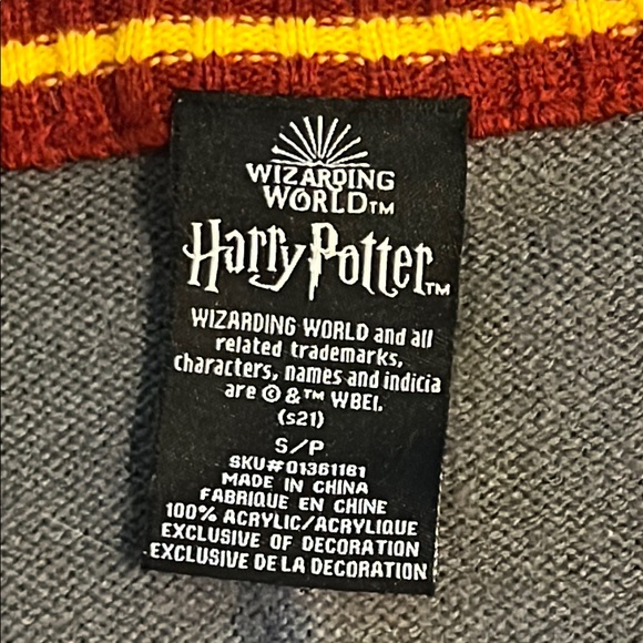 Warner Bros. Gryffindor Gray Sweater - Picture 2 of 6